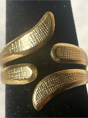 Gold Tone Textured Wrap Ring Size 8